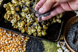 Recette Pop-corn caramel matcha et sésame noir